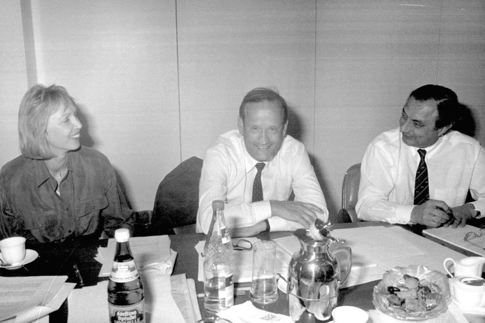 Vorschaubild von Oberkochener Vorstandssprecher Horst Skoludek (rechts) mit Mitarbeitern der dortigen Rechtsabteilung Neithardt von Einem und Claudia Bolsinger.