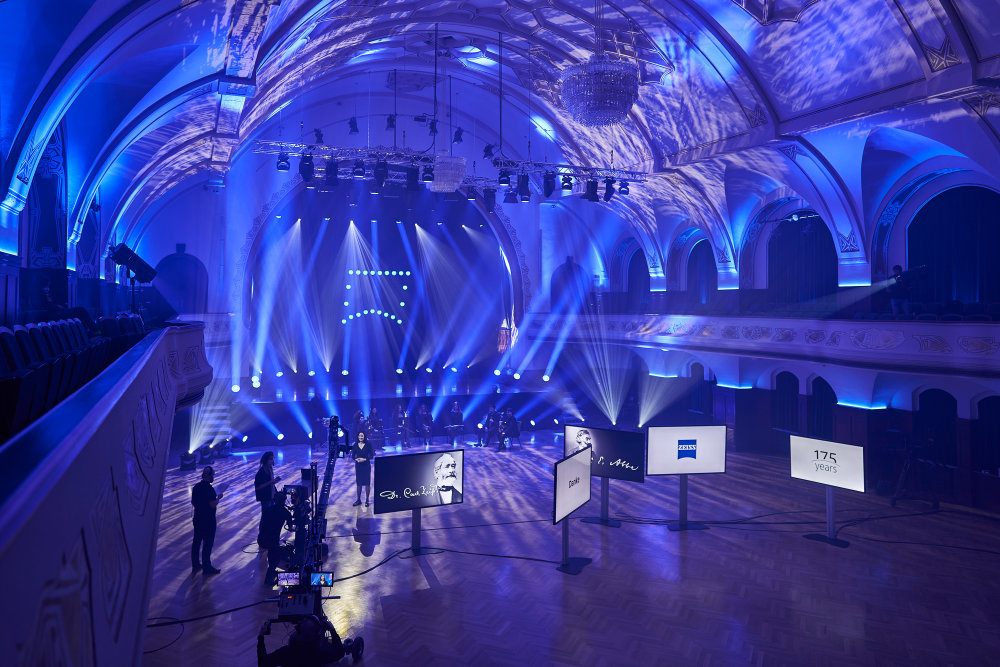 Preview image of ZEISS employee Nicole Fröger, who moderated the ZEISS 175th Anniversary Celebration at the Volkshaus in Jena.