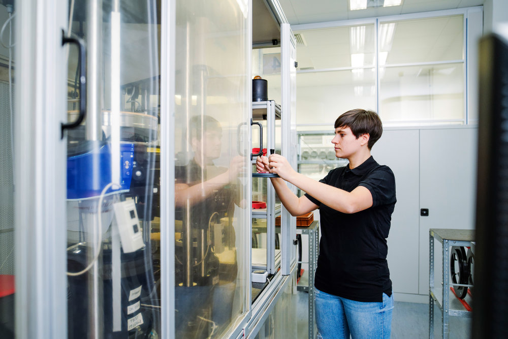 Preview image of Sandra Arendt works at ZEISS in Jena as a precision optics engineer.