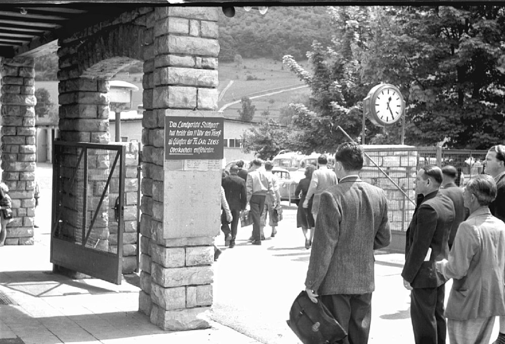 Vorschaubild von Die Nachricht vom Prozessgewinn gegen Carl Zeiss Jena wurde in Oberkochen am 29. Juli 1954 am Werktor angeschlagen.
