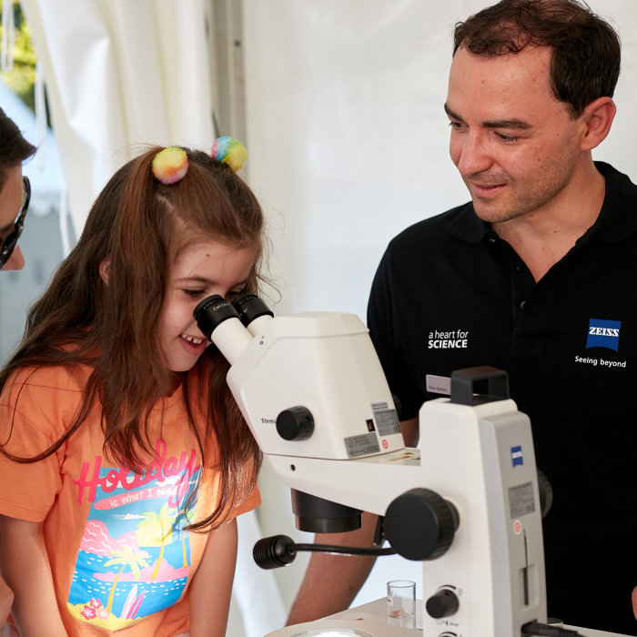 Vorschaubild von Mehr als 300 ZEISS Mitarbeitende weltweit engagieren sich für „A Heart for Science“.