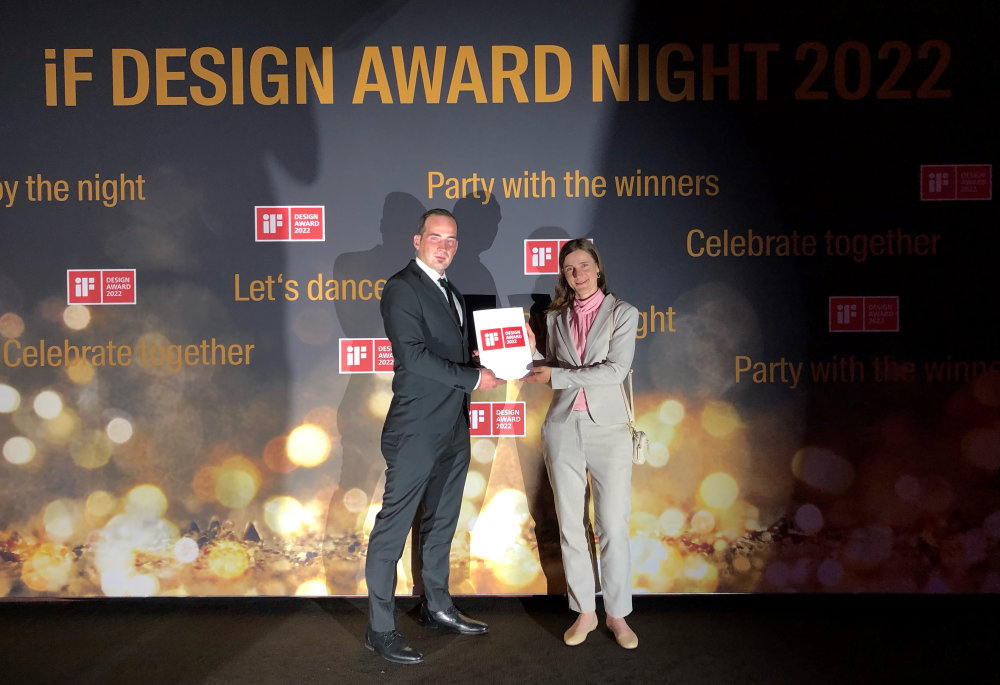 Vorschaubild von Maximilian Näther, Designer des CYGUS® von ZEISS, und Produktmanagerin Dr. Marianne Heilmann mit der Urkunde bei der Preisverleihung des iF Design Awards in Berlin.