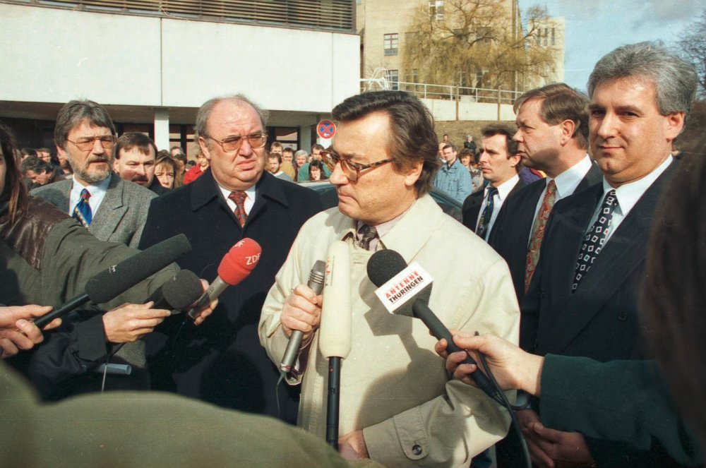 Vorschaubild von Peter Grassmann tritt nach entscheidender Aufsichtsratssitzung am 16. Februar 1995 vor die Presse, Thüringer Wirtschaftsminister Franz Schuster im Hintergrund (links). Fotograf: Kreidner, Hans-Werner, Jena