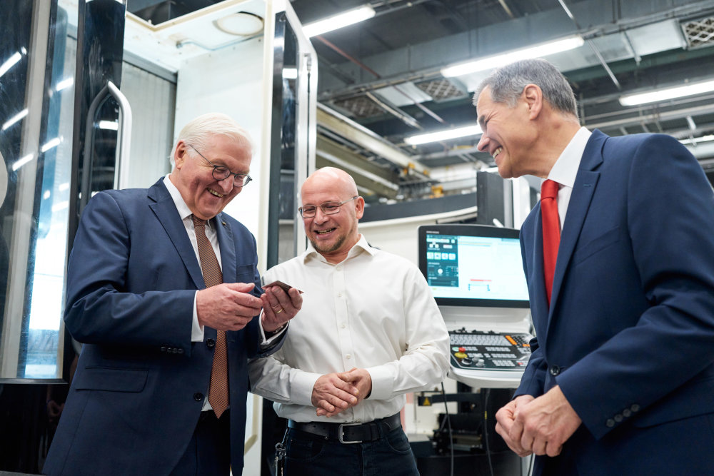 Preview image of Federal President Frank-Walter Steinmeier visiting the ZEISS mechanics production area  in Jena