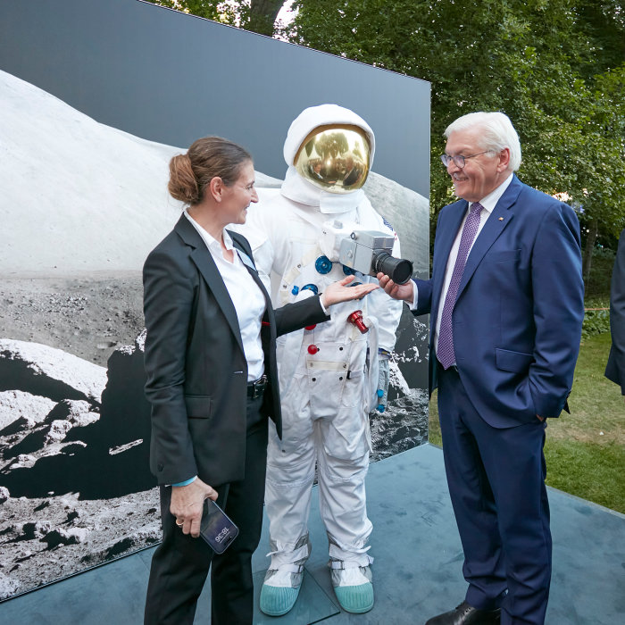 Vorschaubild von 	 Am vergangenen Wochenende wurde auf dem Bürgerfest im Park von Schloss Bellevue in Berlin, Deutschland das ehrenamtliche Engagement von Bundespräsident Frank-Walter Steinmeier gewürdigt