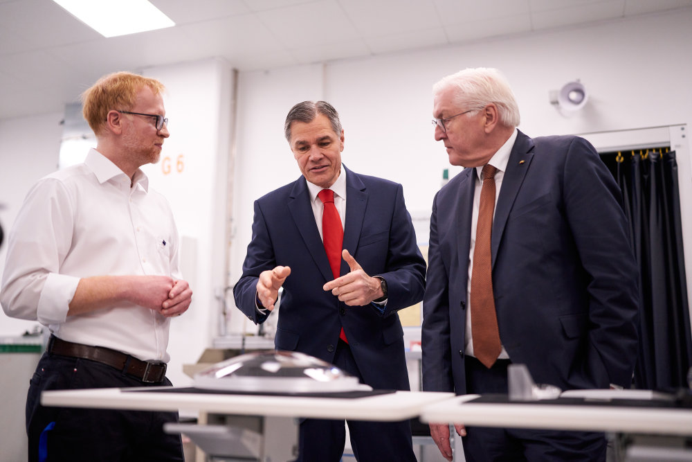 Vorschaubild von Bundespräsident Frank-Walter Steinmeier besucht Hochleistungs-Optikfertigung von ZEISS in Jena