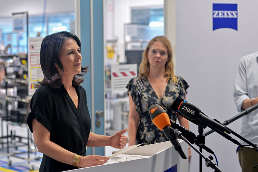 Vorschaubild von ZEISS begrüßt Bundesaußenministerin Baerbock am Standort Jena