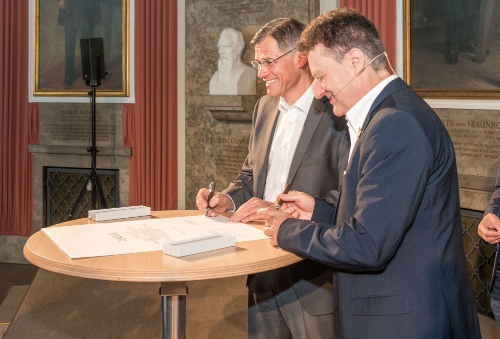 Vorschaubild von Unterzeichnung der Gründerkreis-Urkunde