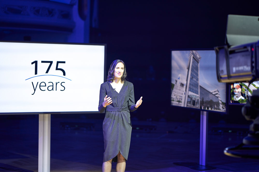 Preview image of ZEISS employee Nicole Fröger, who moderated the ZEISS 175th Anniversary Celebration at the Volkshaus in Jena.