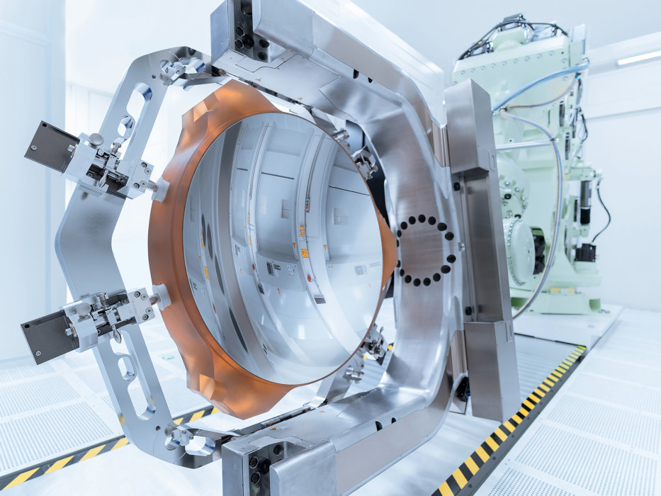 Preview image of The world's most precise mirror from ZEISS is installed in the optical system for High-NA-EUV technology.