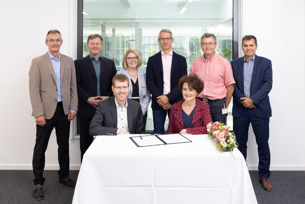 Preview image of Zeiss Signing Ceremony Imaging Centre EMBL