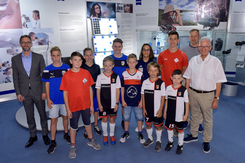 Vorschaubild von ZEISS unterstützt Kinder- und Jugendfußballstiftung Jena 