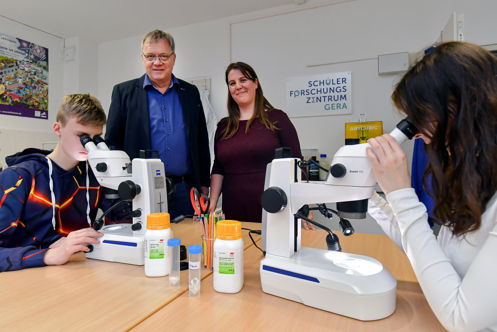 Vorschaubild von ZEISS-Mikroskope im Schülerforschungszentrum übergeben
