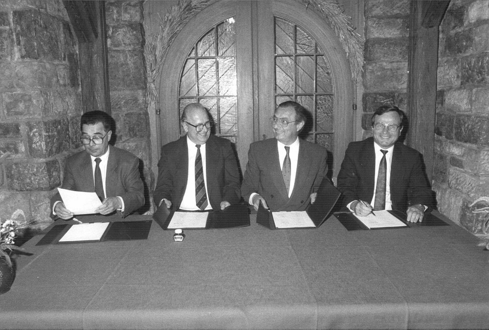 Vorschaubild von Unterzeichnung der „Biebelried Erklärung“ durch Wolfgang Adolphs (Schott Mainz), Klaus-Dieter Gattnar, Horst Skoludek und Dieter Altmann (Jenaer Glaswerk) (v.l) im Konferenzsaal des Gasthof Leicht in Biebelried, 29 Mai 1990.