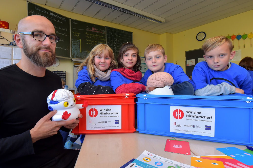 Vorschaubild von ZEISS unterstützt Projekt Hirnforscherboxen in Jenaer Grundschulen