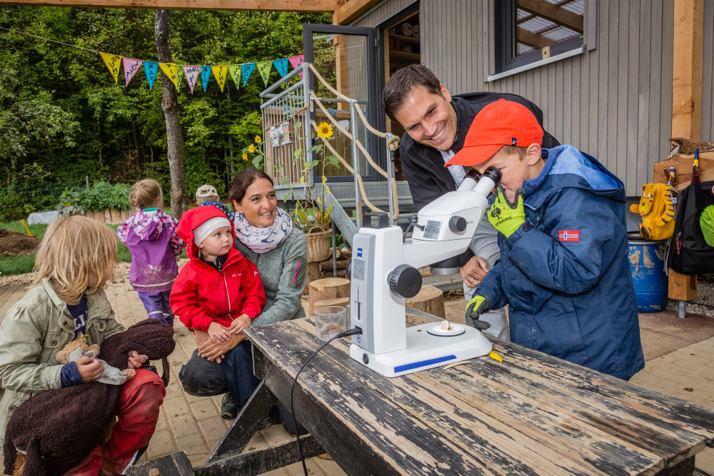 Vorschaubild von ZEISS Mikroskopspezialist Dr. Frank Vogler richtete das ZEISS Stemi 305 ein und zeigte den Kindern und Erzieherinnen, wie das Stereomikroskop funktioniert.