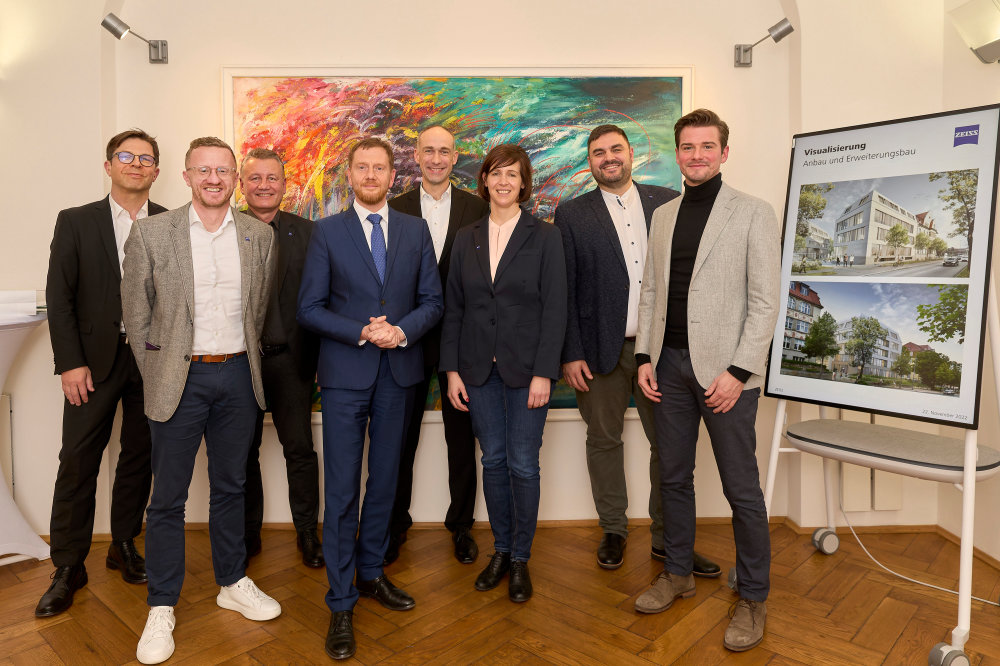 Vorschaubild von ZEISS investiert am Innovationsstandort Dresden: Besuch von Ministerpräsident Kretschmer