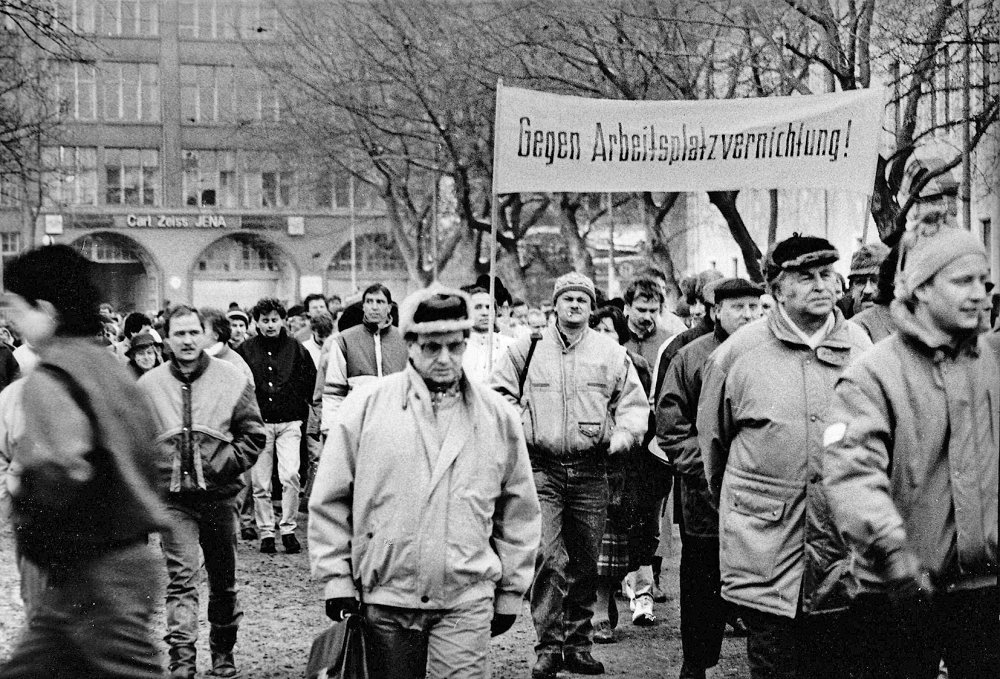 Vorschaubild von Jenaer Zeissianer demonstrieren gegen den drohenden Verlust ihrer Arbeitsplätze, 13. Februar 1990. ©Kreidner, Hans-Werner, Jena