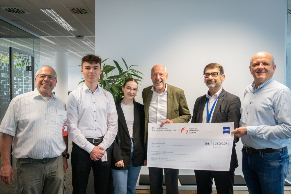 Vorschaubild von Spendenübergabe in den neu gestalteten Büroflächen bei ZEISS SMT in Oberkochen