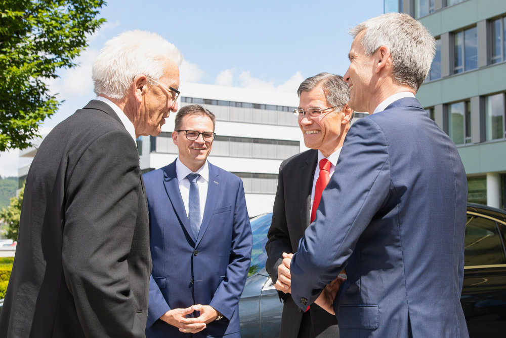 Vorschaubild von Ministerpräsident Kretschmann besucht ZEISS